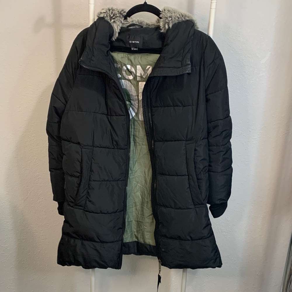 Stylish Black Puffer Jacket with Faux‎ Fur Trim
